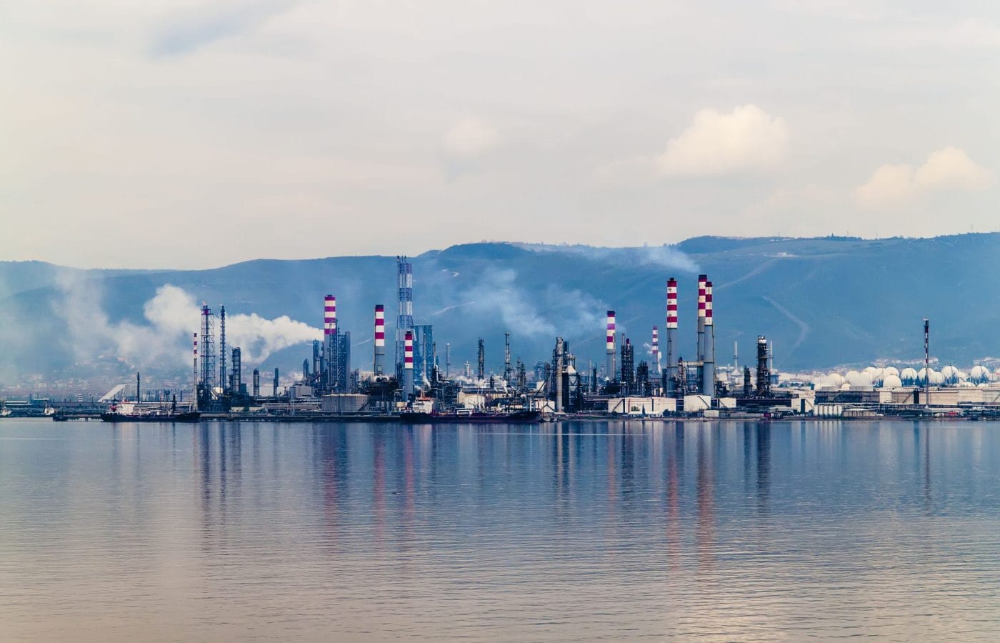Crude Oil Inventories Jump Unexpectedly as Market Watches Supply-Demand Balance