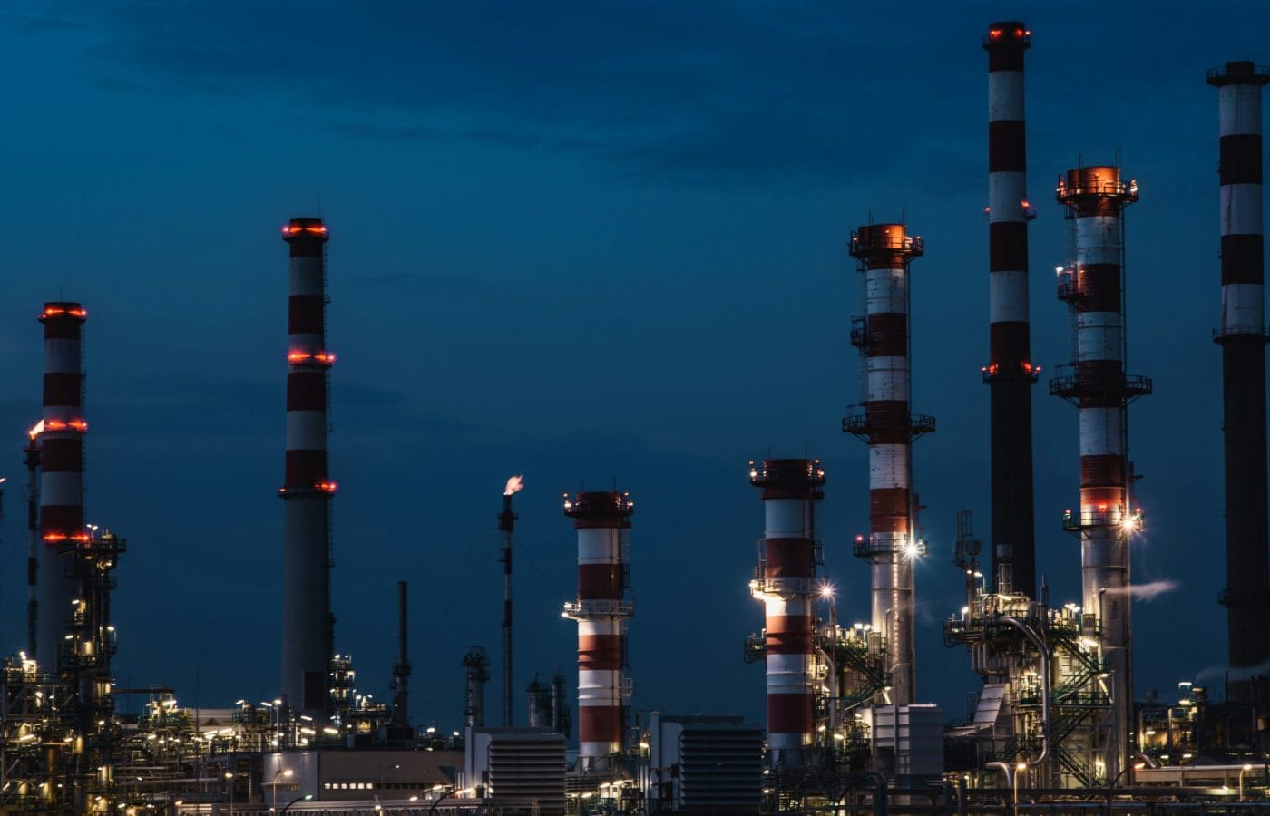 Oil Prices Fall as Saudi Supply Concerns Ease Despite Middle East Risks