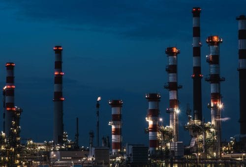 Oil Prices Fall as Saudi Supply Concerns Ease Despite Middle East Risks