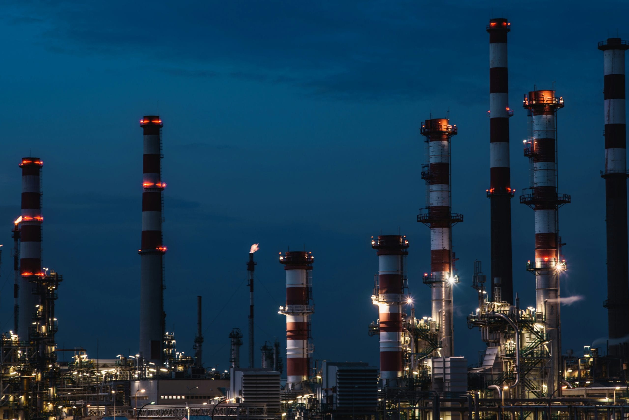 Oil Prices Fall as Saudi Supply Concerns Ease Despite Middle East Risks